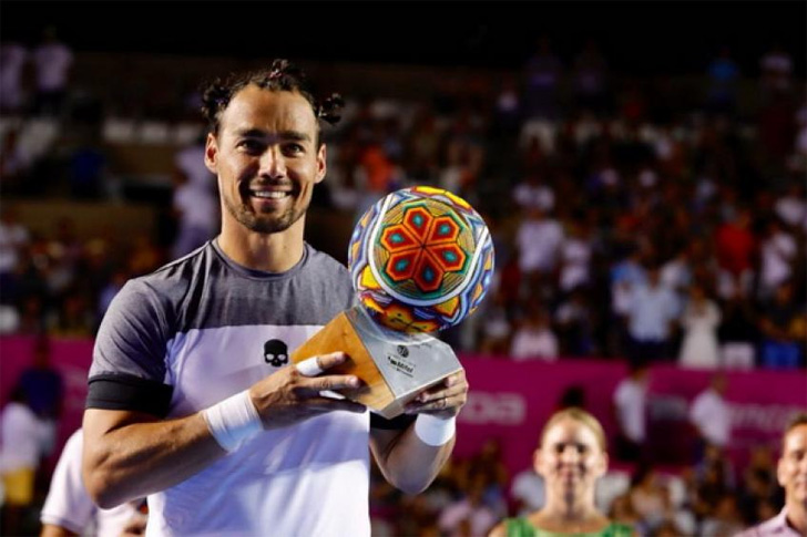 Fabio Fognini with the Los Cabos Open trophy.